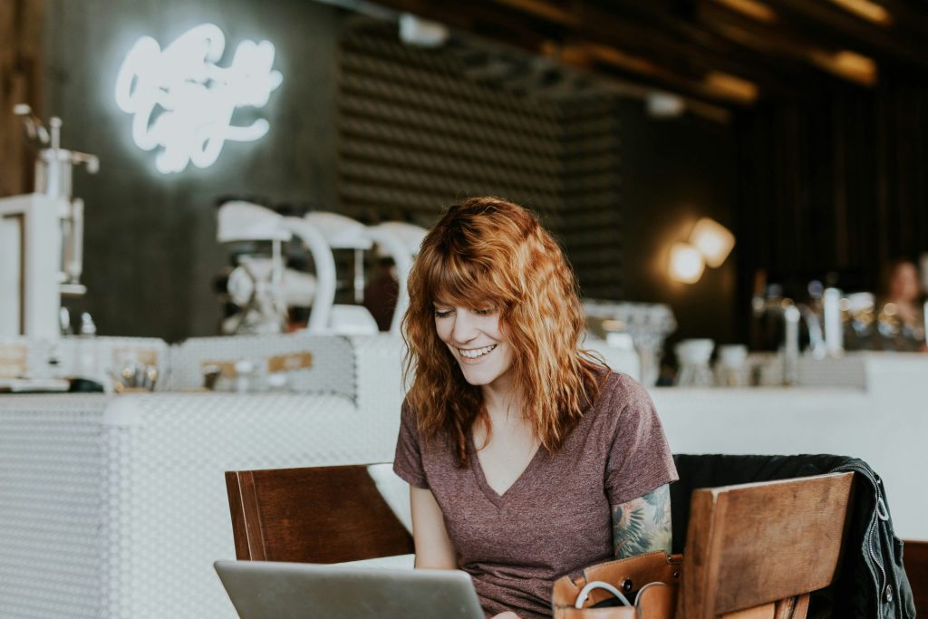 Mujer sonriente en una cafetería